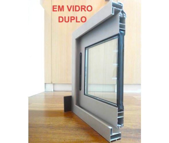 janelas exteriores em vidro duplo